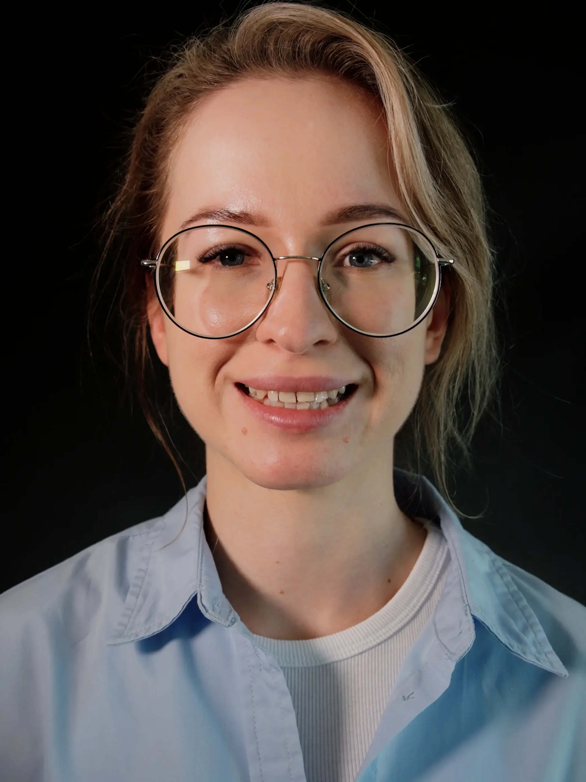 Niepewnie uśmiechnięta pacjentka pozująca do zdjęcia przed zabiegiem